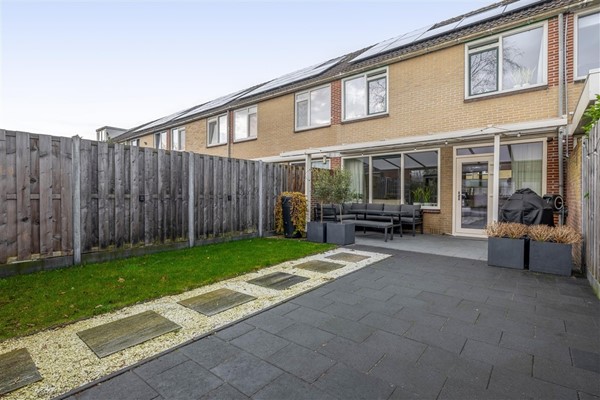 Te koop: Moderne en Energiezuinige tussenwoning, met carport zonnepanelen, overkapping en nieuwe keuken.